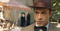 Celso desconfia que Estela morreu em 'Eta Mundo Melhor'