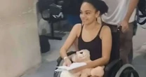 Jovem atacada por tubarão em Recife recebe alta após 40 dias de internação
