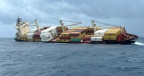 Navio cargueiro afunda na costa da Índia com produtos "perigosos" a bordo