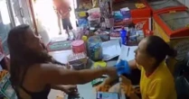 Mulher dá chinelada no rosto de atendente após se irritar com compra do filho; veja