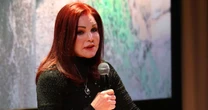 Priscilla Presley processada em US$ 50 milhões por sócios que ela acusou de abuso contra idosos