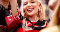 Supersticiosa! Karoline Lima, namorada de Léo Pereira, usa item da sorte em vitória do Flamengo sobre o Chelsea