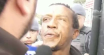 VÍDEO: repórter leva cusparada de homem durante entrevista e tem reação inesperada