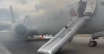 Trem de pouso de avião pega fogo nos EUA; passageiros descem pelas escorregadeiras