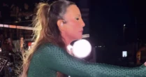 Ivete Sangalo chora ao lembrar de Preta Gil durante show: 'Ela era babado, confusão e gritaria'