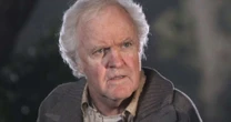 Aos 81 anos, ator de 'Top Gun' e 'Jumanji' é assassinado pelo filho da namorada, agora preso sob fiança 2 milhões de dólares; James Handy foi ferido com faca e não resistiu