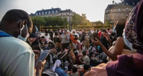 França bate novos recordes de calor; migrantes sofrem com insolação diante da prefeitura de Paris