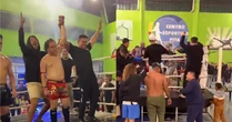 Fãs de advogado de famosos invadem ringue e causam tumulto em evento luta beneficente