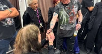 Ozzy Osbourne mostra encontro inédito com Axl Rose e bastidores do show de despedida