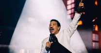 Lionel Richie interrompe show em Minnesota após passar mal no palco