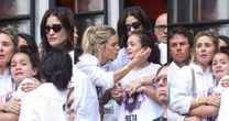 Unidas pelo amor: neta de Preta Gil, Sol de Maria é consolada por Carolina Dieckmmann após velório; veja fotos