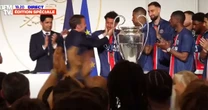 Pela TV, Macron cita Neymar e Raí em discurso com elogios a Marquinhos pelo triunfo do PSG