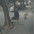 Mulher é 'engolida' por bueiro após tampa ceder no Rio de Janeiro; veja vídeo