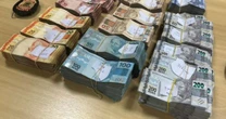 PF encontra R$ 450 mil escondidos embaixo de sofá durante operação no Rio de Janeiro