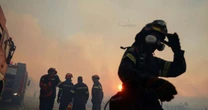 Grécia enfrenta múltiplos focos de incêndios, impulsionados por onda de calor e fortes ventos