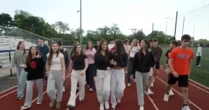 Quinze pares de gêmeos se formam juntos no ensino médio na mesma escola
