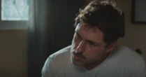 Quem é o ator que interpreta Leonardo, o filho de Odete Roitman em 'Vale Tudo'?