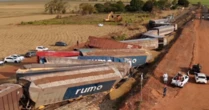 Trem de carga descarrilha após colidir em caminhão que invadiu linha férrea no interior de SP