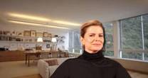 Apartamento de Debora Bloch tem sala 'quiet luxury' onde ela decora falas de Odete Roitman