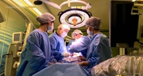 Globo surpreende ao mostrar em close cirurgia em útero fora do corpo de mulher