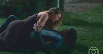 E a Raquel? Ivan e Heleninha rolam na grama e se molham em cena quente de 'Vale Tudo'; web reage: 'Impossível não shippar'