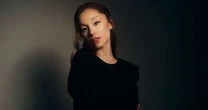 Brasileiro se joga no rio para divulgar música de Ariana Grande e cantora reage; veja o vídeo
