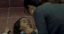 Drama na novela 'Mãe': Após encontrar Melek em saco de lixo, Zeynep toma atitude desesperada que custa sua liberdade: 'Será a minha filha?'