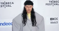 Namorada de Oliver Tree pede respeito após morte do cantor: 'Estou de luto pelo meu parceiro e melhor amigo'