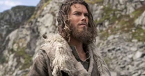 Como Sam Corlett, da série 'Vikings: Valhalla', ganhou 10 kg sendo vegano? Ator mudou dieta após doença da mãe e transformou corpo