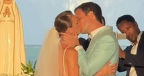 Casamento de Renata Kuerten e Beto Senna: apresentadora do 'Esquadrão da Moda' aposta em vestido de seda minimalista para cerimônia elegante. Veja fotos!