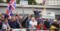 "Eles não deveriam estar em nosso país": Reino Unido enfrenta novos protestos anti-imigração