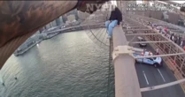 Mulher escala ponte do Brooklyn em Nova York e é salva por policiais; assista