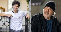 'Medos e limitações': neto que sofre homofobia de Tony Ramos em 'Quem Ama Cuida', João Victor Gonçalves desabafa sobre relação com o veterano nos bastidores da novela