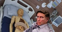 Boneco ocupou o lugar de Jair Bolsonaro em filmagens de 'Dark Horse'