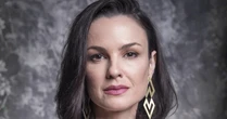 Carolina Kasting, hoje aos 51 anos: 'O tempo passou a ser meu amigo. Ele me ensina coisas incríveis, por exemplo, que sou muito mais bonita hoje porque aprendi a me amar, a aceitar as minhas dificuldades e qualidades'