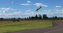Avião agrícola faz pouso de emergência no RS; assista o momento do impacto