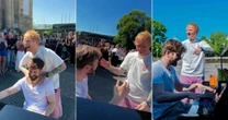 Vídeo: Ed Sheeran aparece de surpresa e canta com pianista em parque na Alemanha; assista