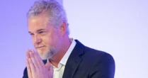 Médico alerta sobre os principais sintomas da doença raríssima e sem cura que fez o ator de 'Grey's Anatomy' perder os movimentos do braço