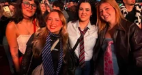 Por que os fãs estão usando gravata no show do Harry Styles? Entenda a trend