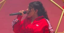 Esnobada pelo "Tiny Desk", Alessia Cara canta na Copa do Mundo