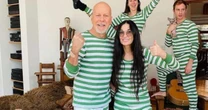'Ao permanecer no presente, ainda há muito dele ali', reflete Demi Moore sobre Bruce Willis