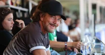 Eddie Vedder bebe cerveja belga até babar em jogo da Copa do Mundo; veja vídeo