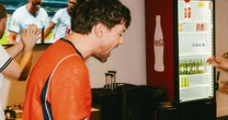 Louis Tomlinson irrita fãs ao assistir a jogo da Copa enquanto faz show