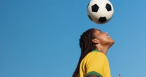 Cabeceios no futebol podem trazer risco de demência