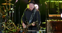 Neil Young lança filme-concerto inédito e de graça; saiba como assistir