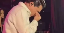 Felipe Araújo não se segura e vai às lágrimas durante show