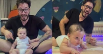 Eliezer encanta a web posar com Ravi: 'Tem um bebê no meio das bochechas'