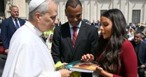 Jornalista Mariah Morais presenteia o papa Leão 14 com seu livro sobre as lições do divórcio