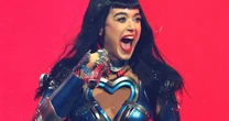 Katy Perry leva novo susto no palco após suspeita de choque elétrico