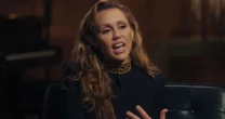 'A sobriedade é como o meu Deus. Eu preciso dela, eu vivo por ela': a poderosa lição de Miley Cyrus após superar vícios pesados